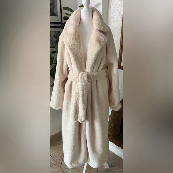 NWT CREAM FAUX FUR COAT - Picture 2 of 5